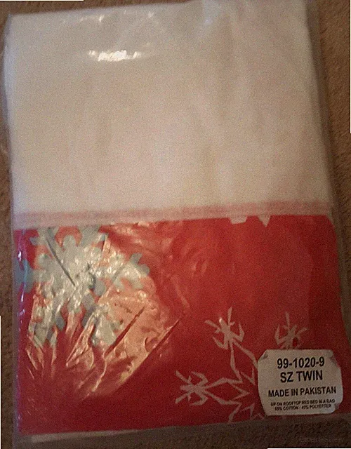 twin size bed skirt/ ruffle red w/ snowflakes brand new still in plastic